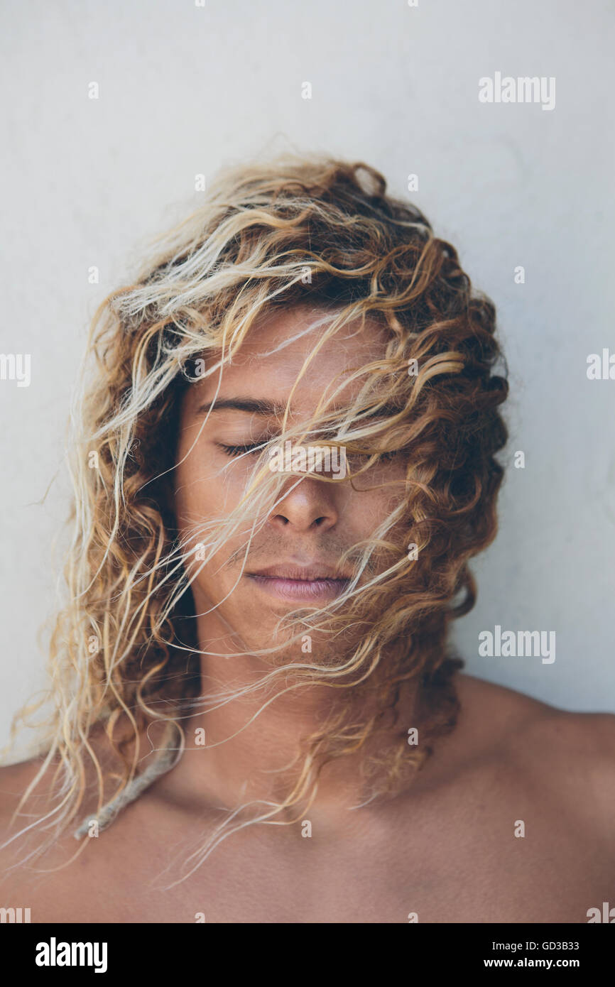 Ritratto di giovane surfista ispanica sbiancata con capelli biondi. Foto Stock