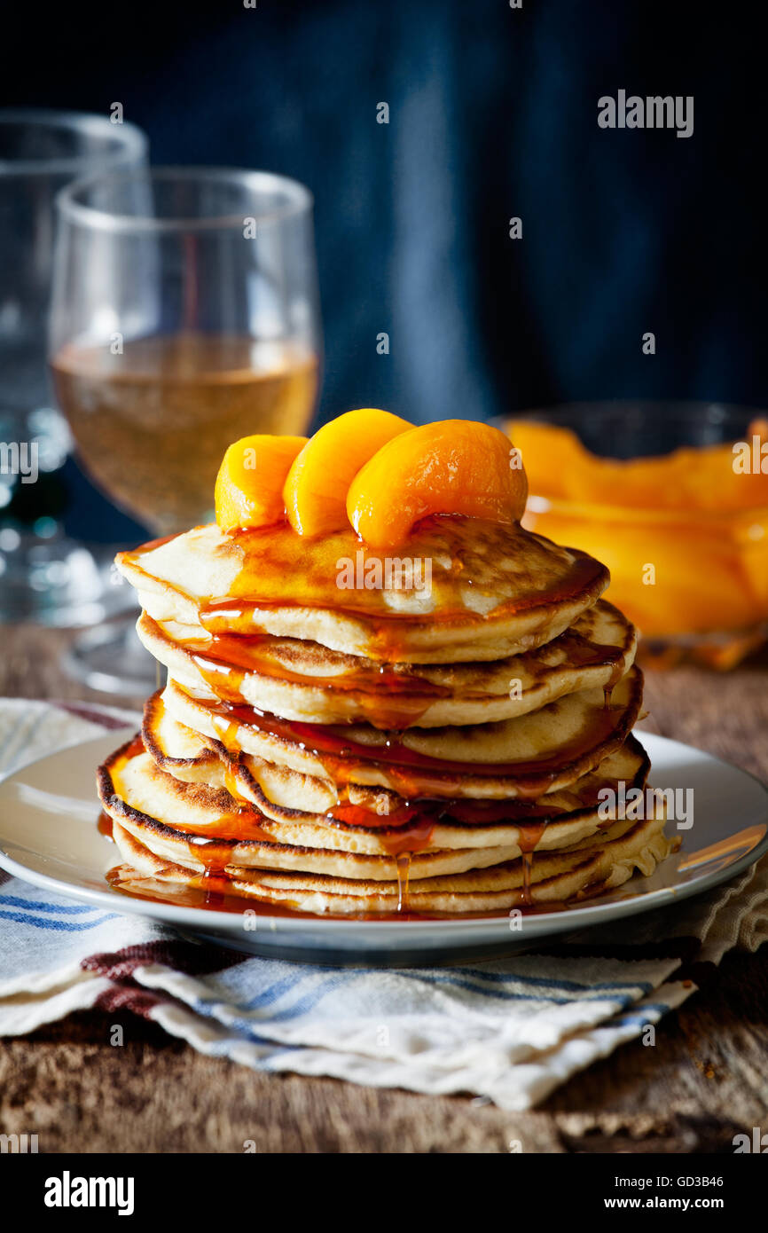 Pila di Pancake fatti in casa con purea di pesche Foto stock - Alamy