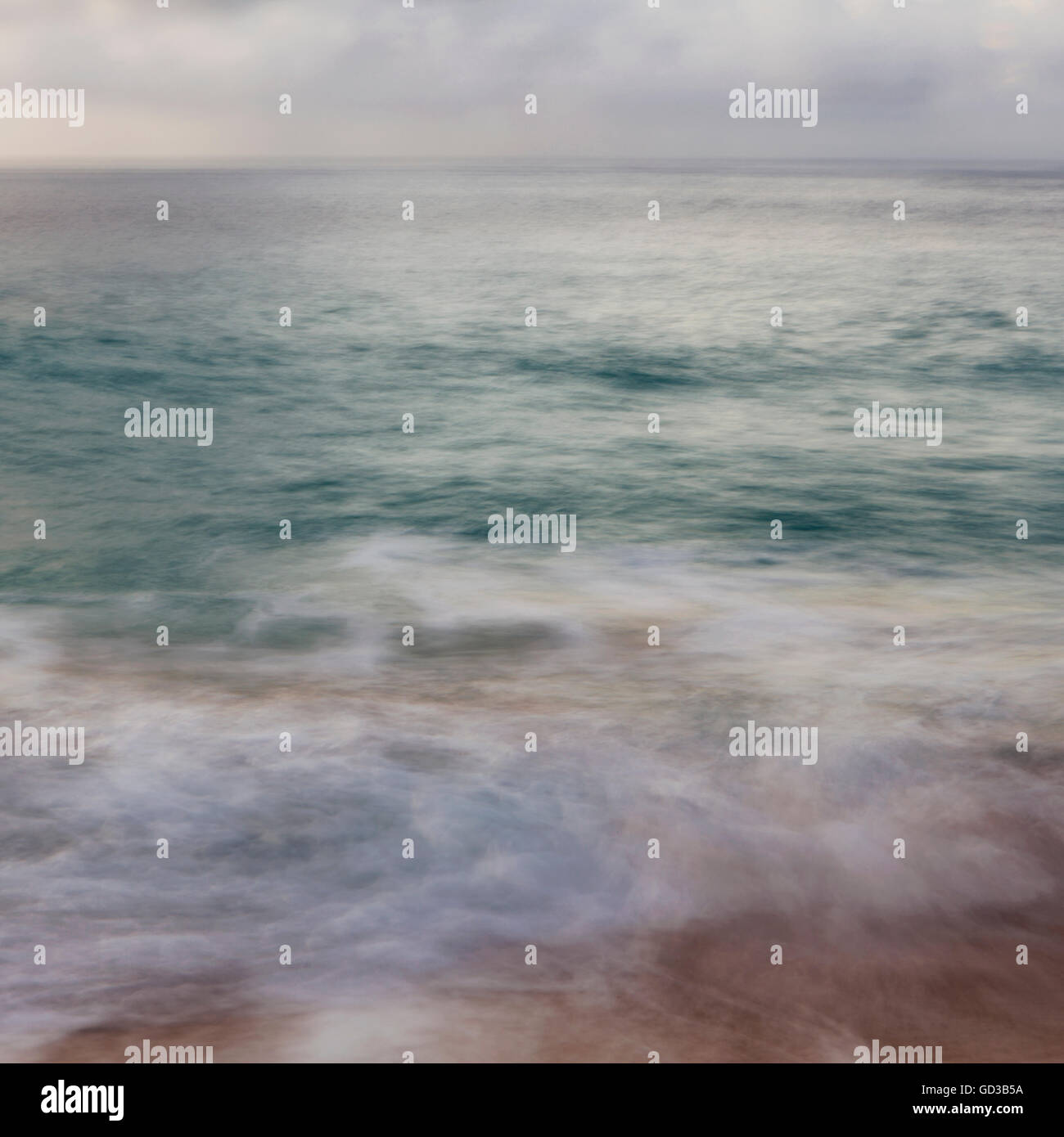 La superficie del mare e di un cielo nuvoloso all'alba Foto Stock
