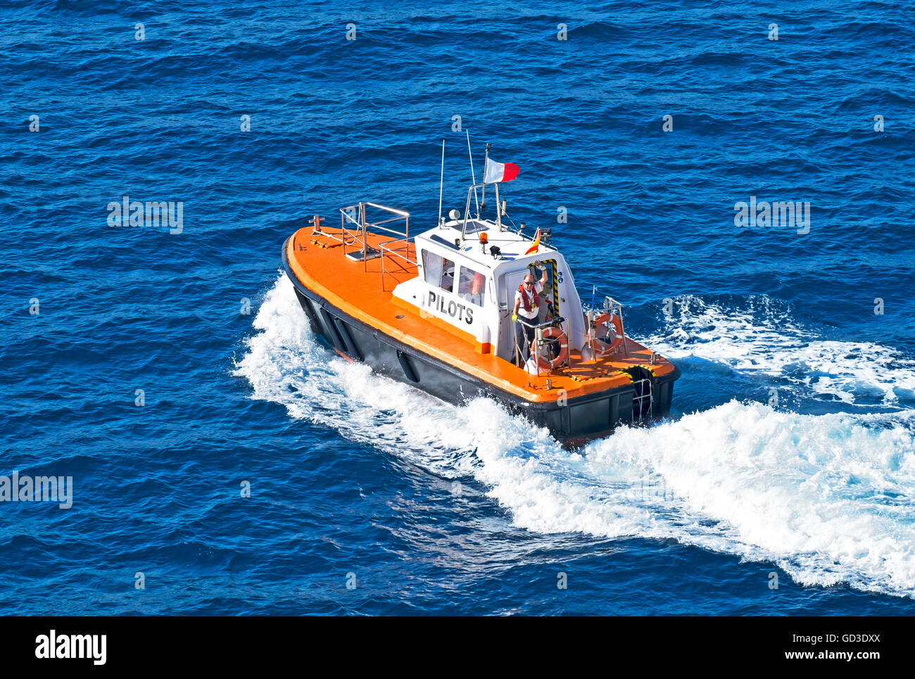 Un pilota di barca in mare al largo di Palamos, Spagna. Foto Stock