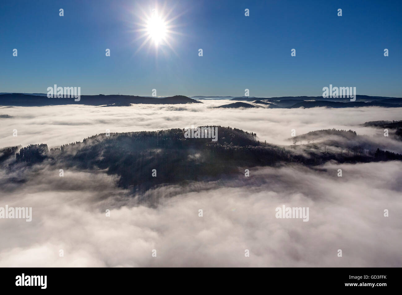Vista aerea, copertura nuvolosa nelle valli di Meschede, Meschede, Sauerland, Renania settentrionale-Vestfalia, Germania, Europa, vista aerea, Foto Stock