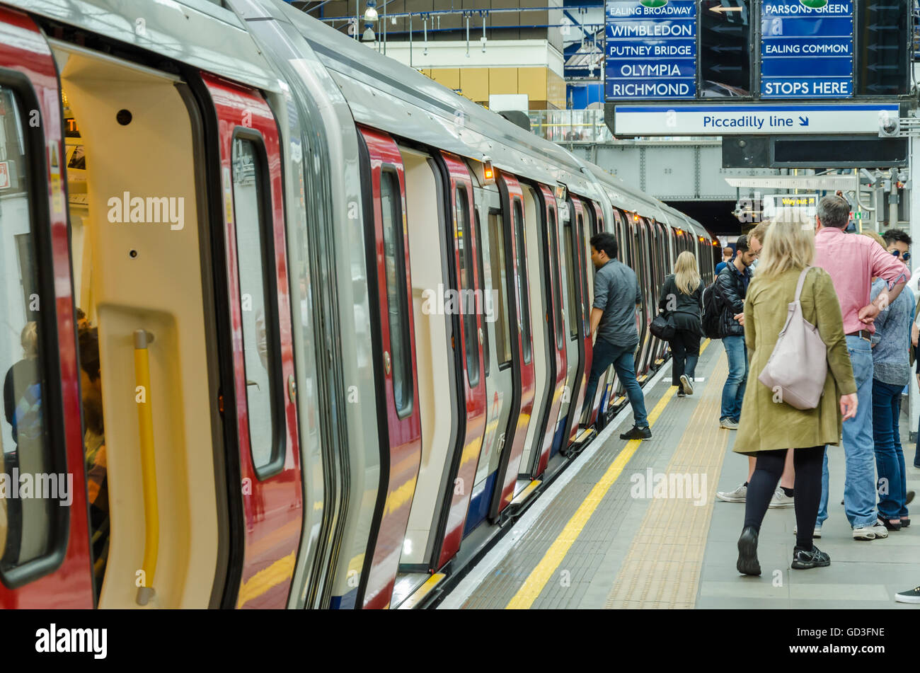 Un treno si siede nella stazione della metropolitana di Earl's Court in attesa di partire. Foto Stock