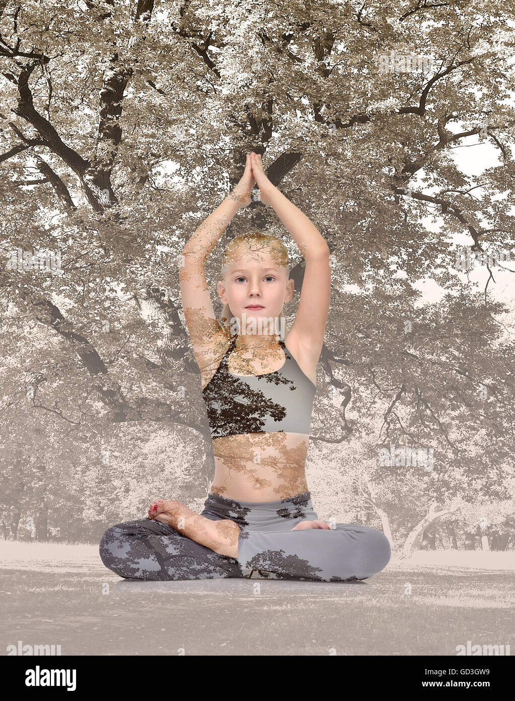 Poco ragazza seduta posizione del loto e meditare. Doppio effetto di esposizione Foto Stock