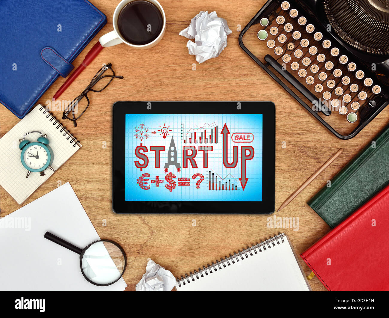 Tablet con start up concetto, vintage nastri inchiostratori per macchine da scrivere e oggetto di business su un tavolo di legno Foto Stock