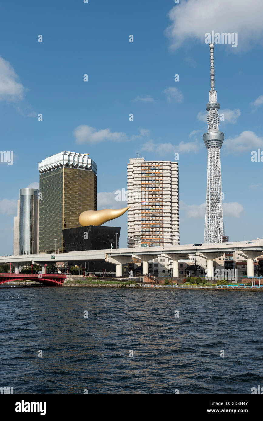 Tokyo Skytree Tower e Asahi headquarters building con Asahi fiamma Flamme d'Or, scultura, Tokyo, Giappone Foto Stock