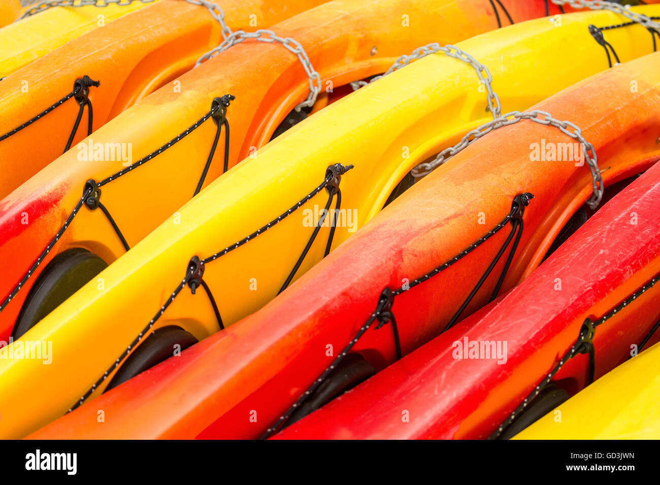 Kayaks colorati che giacciono sul loro lato in corrispondenza di un noleggio di kayak posto al Lago Sammamish State Park, Issaquah, Washington, Stati Uniti d'America Foto Stock