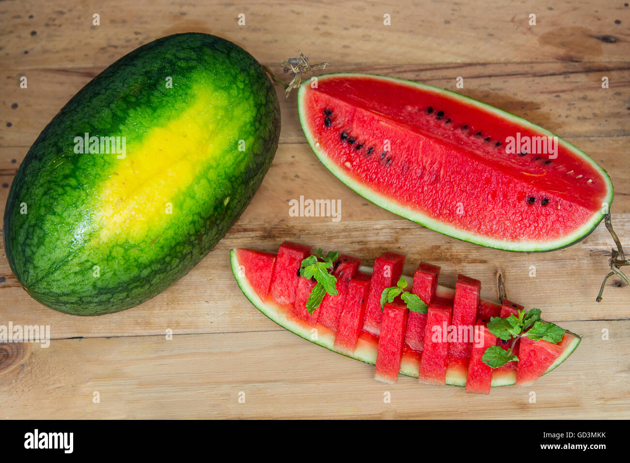 Anguria fresca.a fette di cocomero maturo. Close-up . Fette di anguria rosso. Foto Stock