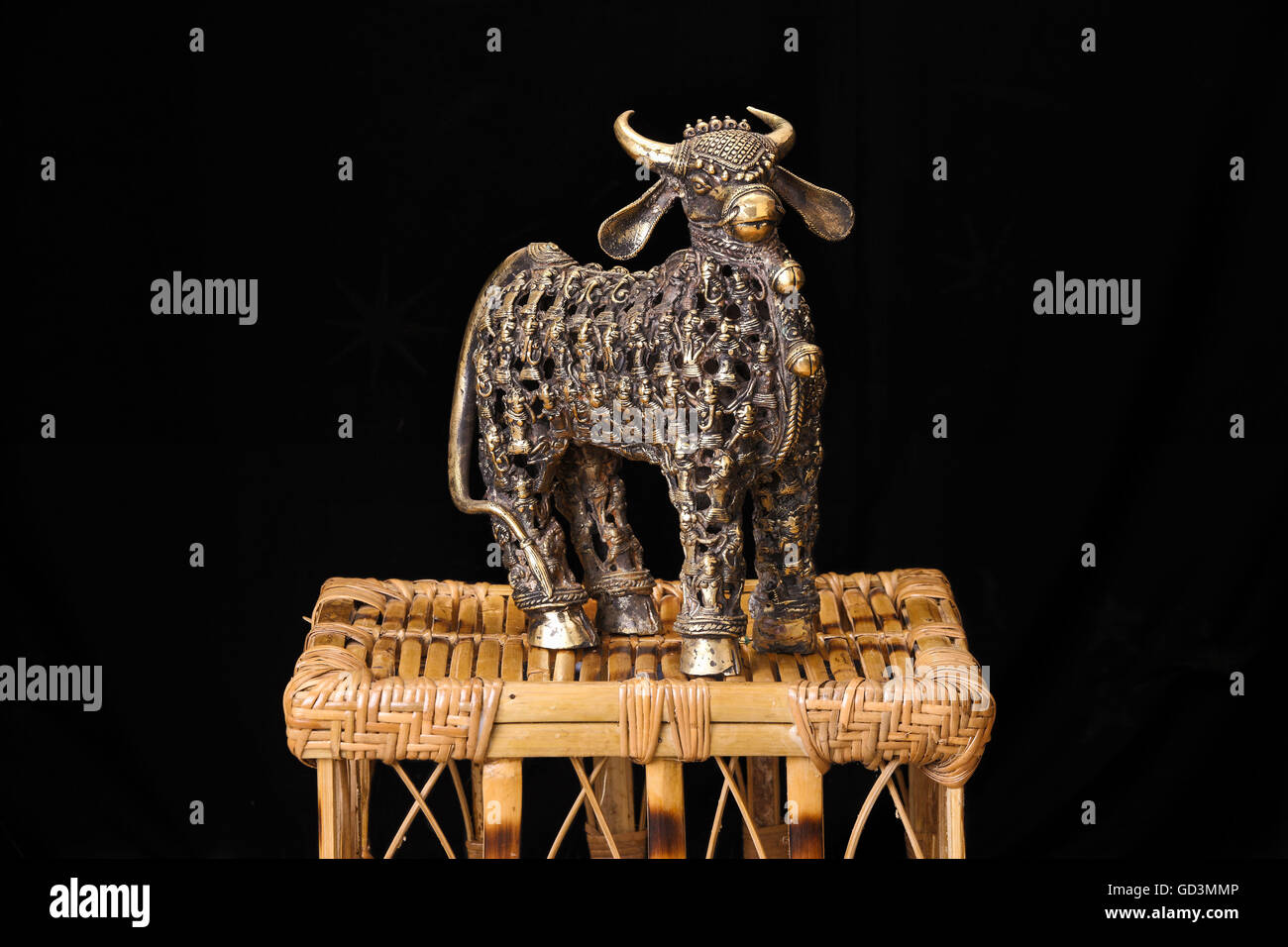 Metallo bull figurine, Bastar, Chhattisgarh, India, Asia Foto Stock