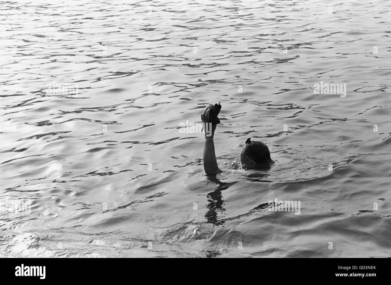 Pellegrino prendendo un santo dip Foto Stock