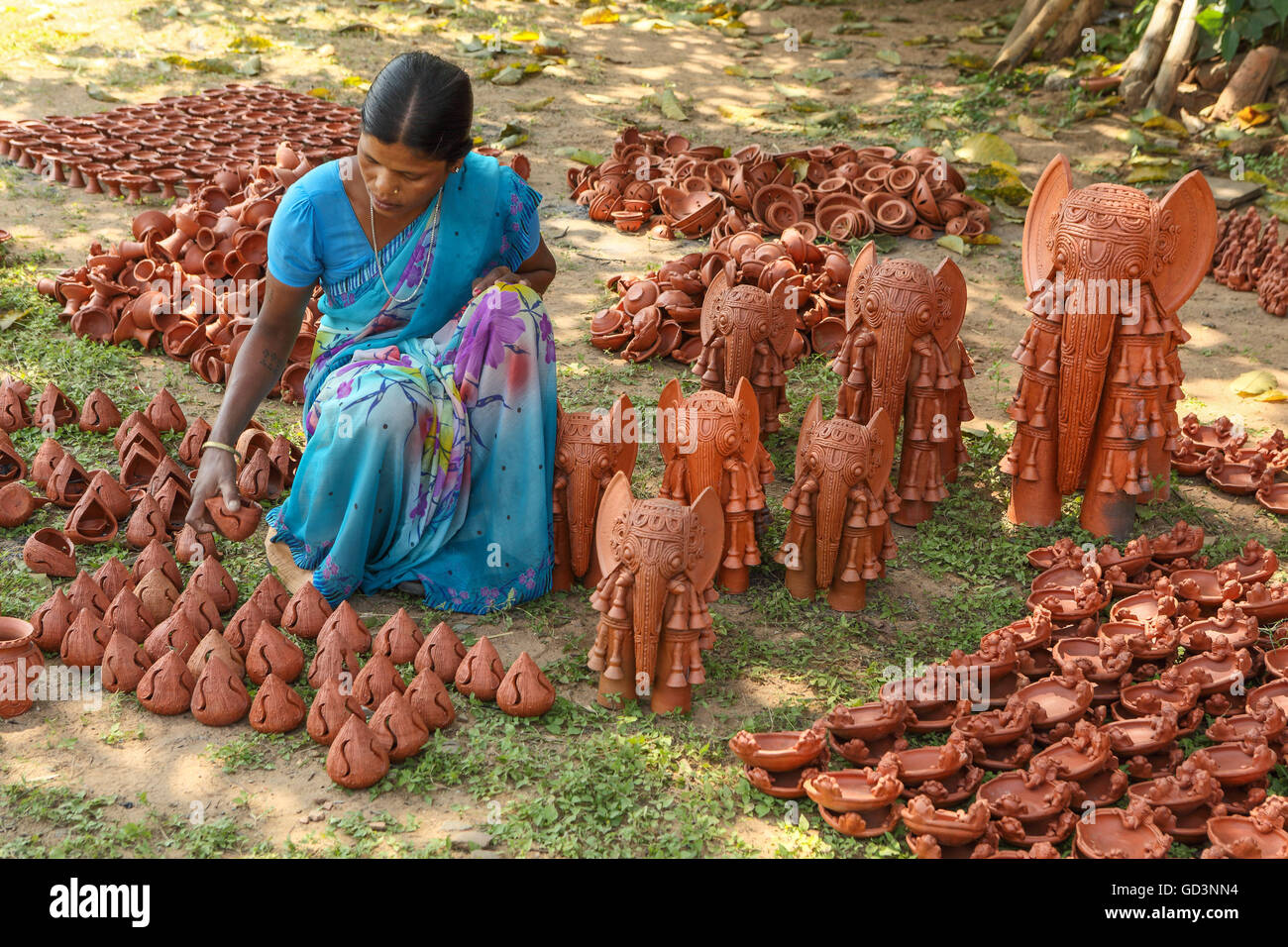 Donna con statua in terracotta, kondagaon village, Bastar, Chhattisgarh, India, Asia Foto Stock