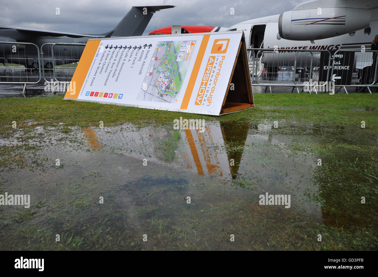 Farnborough International Airshow 2016 fu colpita dalle piogge torrenziali, showground di acqua è stato registrato e alcuni anche inserito il sale del commercio. Alla fine dell'intero visualizza giorno è stato annullato con tutti i visitatori invitati a lasciare Foto Stock