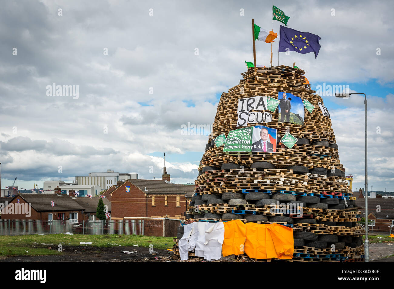 Belfast, Regno Unito. 11 Luglio, 2016. Falò lealisti Tigri nella Bay area di Belfast nord. Credito: Fotografia DMc/Alamy Live News Foto Stock