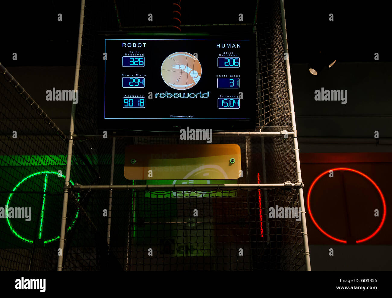 Pittsburgh, Pennsylvania, USA. 11 Luglio, 2016. Una palla da basket scoreboard mostra i risultati di un gioco tra un robot e un essere umano a Roboworld e il Robot Hall of Fame presso la Carnegie Science Center. Il Robot Hall of Fame è una replica omaggio al robot fictional da film e tv che ha contribuito alla fantasia di coloro che vorrebbero andare in su per creare robot reale. © Brian Cahn/ZUMA filo/Alamy Live News Foto Stock