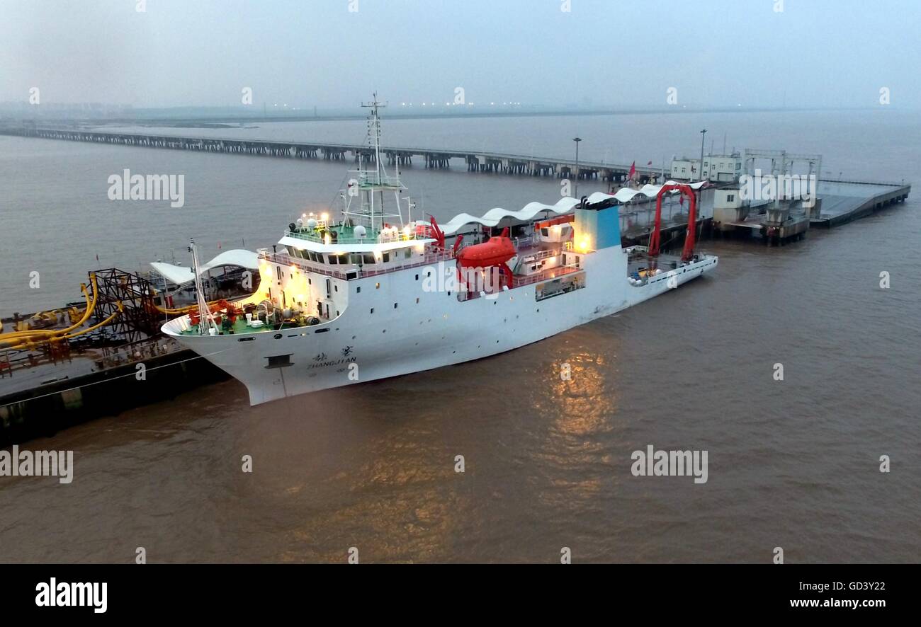 (160712) -- A BORDO DI "Zhang Jian' NAVE, luglio 12, 2016 (Xinhua) -- Ricerche oceanografiche della nave 'Zhang Jian' posti a porta Luchao, est della Cina di Comune di Shanghai, 11 luglio, 2016. La nave a sinistra porta Luchao il 12 luglio per il suo primo viaggio in Papua Nuova Guinea e nelle sue vicinanze mari per una spedizione di ricerca. La nave è 97 metri di lunghezza e 17.8 metri di larghezza, con una portata di circa 4.800 tonnellate e una velocità di crociera di 12 nodi. Il raggio di crociera della nave è 15.000 miglia nautiche, con una capacità di trasporto di 60 persone. (Xinhua/Zhang Jiansong) (dyhqwl) Foto Stock