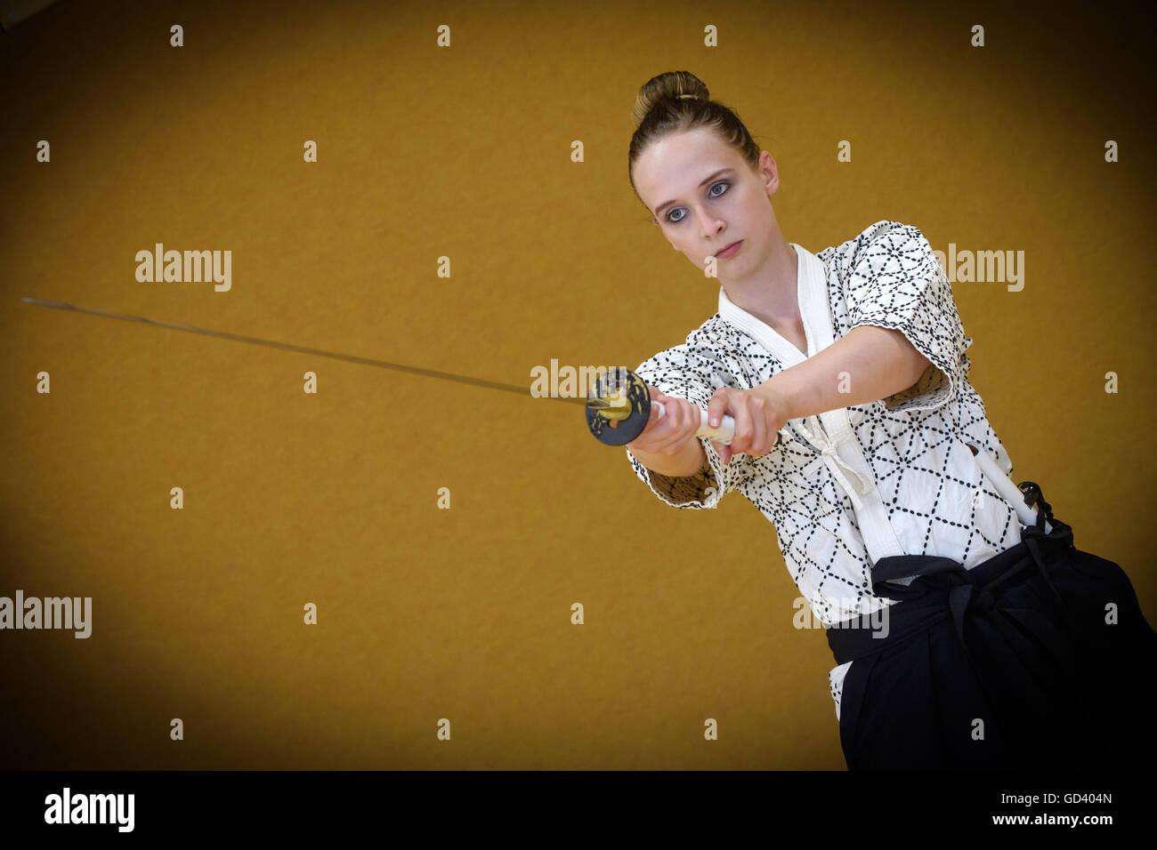 Berlino, Germania. 06 Luglio, 2016. Vivien Weiselowski dimostra l'uso della lunga giapponese (spada katana). Lo studente insegnante da pratiche di Berlino l'arte del giapponese Kenjutsu swordsmanship per tre anni. | In tutto il mondo di utilizzo © dpa/Alamy Live News Foto Stock