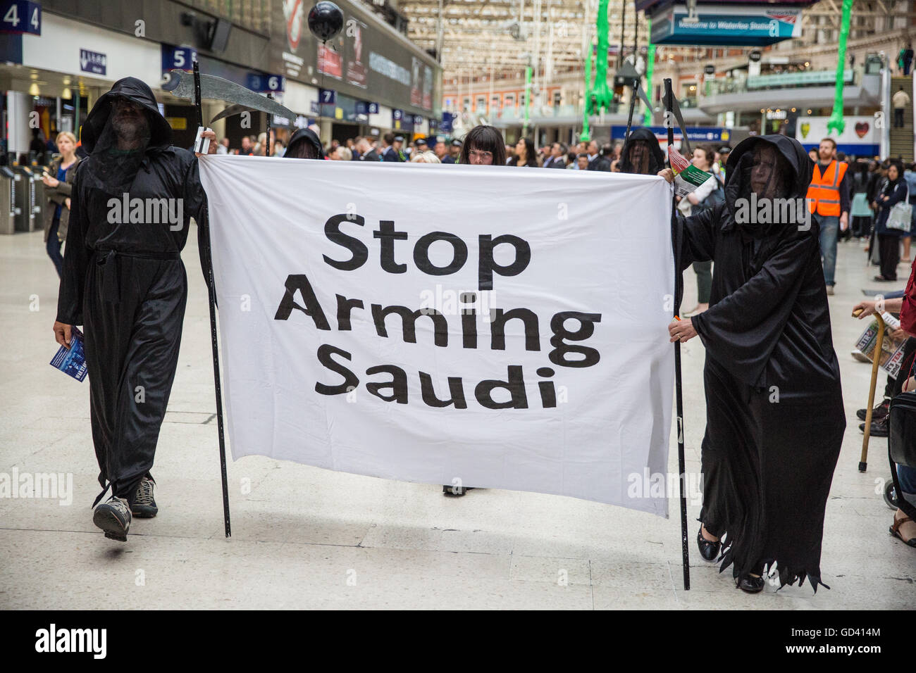 Londra, Regno Unito. 11 Luglio, 2016. Attivisti dei Diritti Umani vestito come Grim Reaper protestare presso la stazione di Waterloo contro il Farnborough International Fair di armi e in particolare contro la vendita di armi in Arabia Saudita utilizzato in violazioni dei diritti umani nella Repubblica dello Yemen. Credito: Mark Kerrison/Alamy Live News Foto Stock