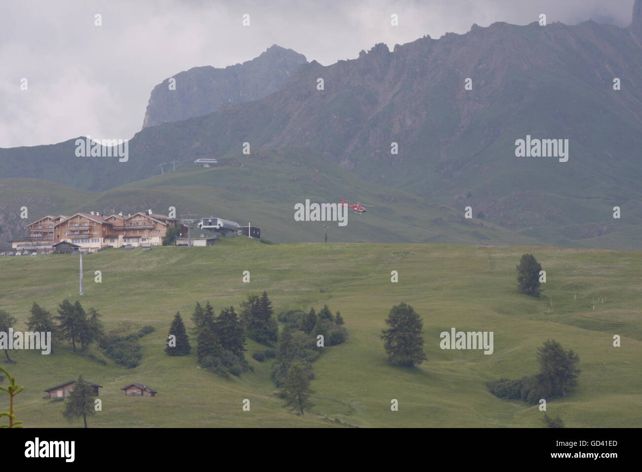 Alpe di Siusi Alto Adige Italia 12 luglio 2016 Soccorso Alpino dopo la tempesta Salvataggio in elicottero al Panorama seggiovia station Sara Denegri/Alamy Live News Foto Stock