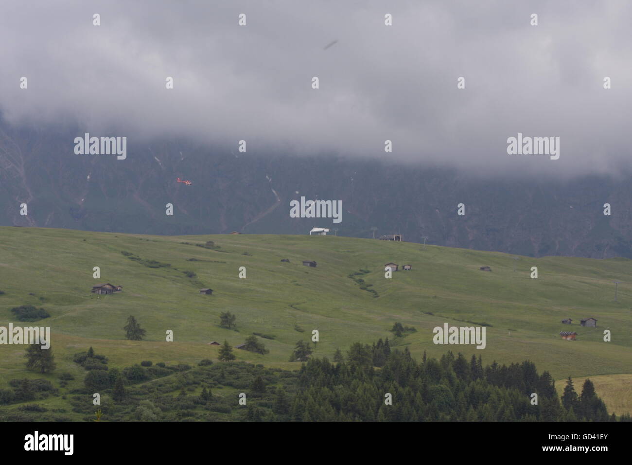 Alpe di Siusi Alto Adige Italia 12 luglio 2016 Soccorso Alpino dopo la tempesta Salvataggio in elicottero al Panorama seggiovia station Sara Denegri/Alamy Live News Foto Stock
