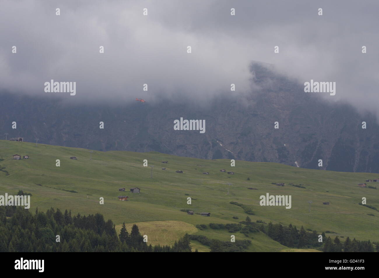 Alpe di Siusi Alto Adige Italia 12 luglio 2016 Soccorso Alpino dopo la tempesta Salvataggio in elicottero al Panorama seggiovia station Sara Denegri/Alamy Live News Foto Stock