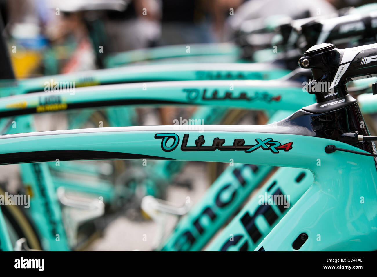 12 Luglio, 2016. Escaldes-Engordany, annuncio. Team LottoNL-Jumbo's Bianchi Oltre XR4 biciclette sono sul display durante la fase di avvio. John Kavouris/Alamy Live News Foto Stock