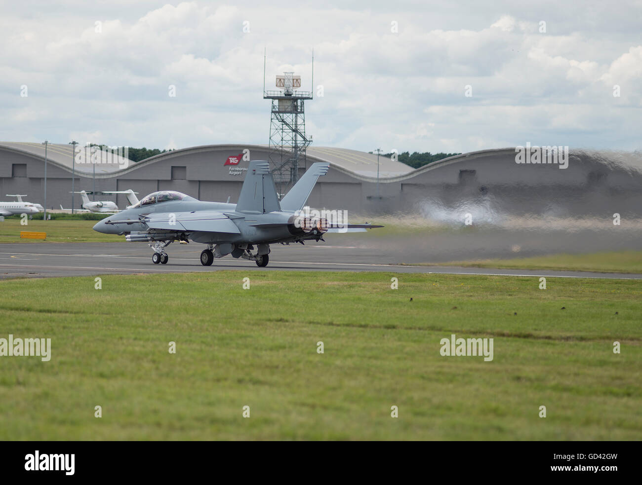 Farnborough Hampshire, Regno Unito. 12 luglio 2016. Boeing F/A-18 Flying Display. Il giorno 2 del Farnborough International Airshow di commercio e dimostrazioni di volo di velivoli commerciali e militari procedere in tempo nuvoloso. Credito: aviationimages/Alamy Live News. Foto Stock