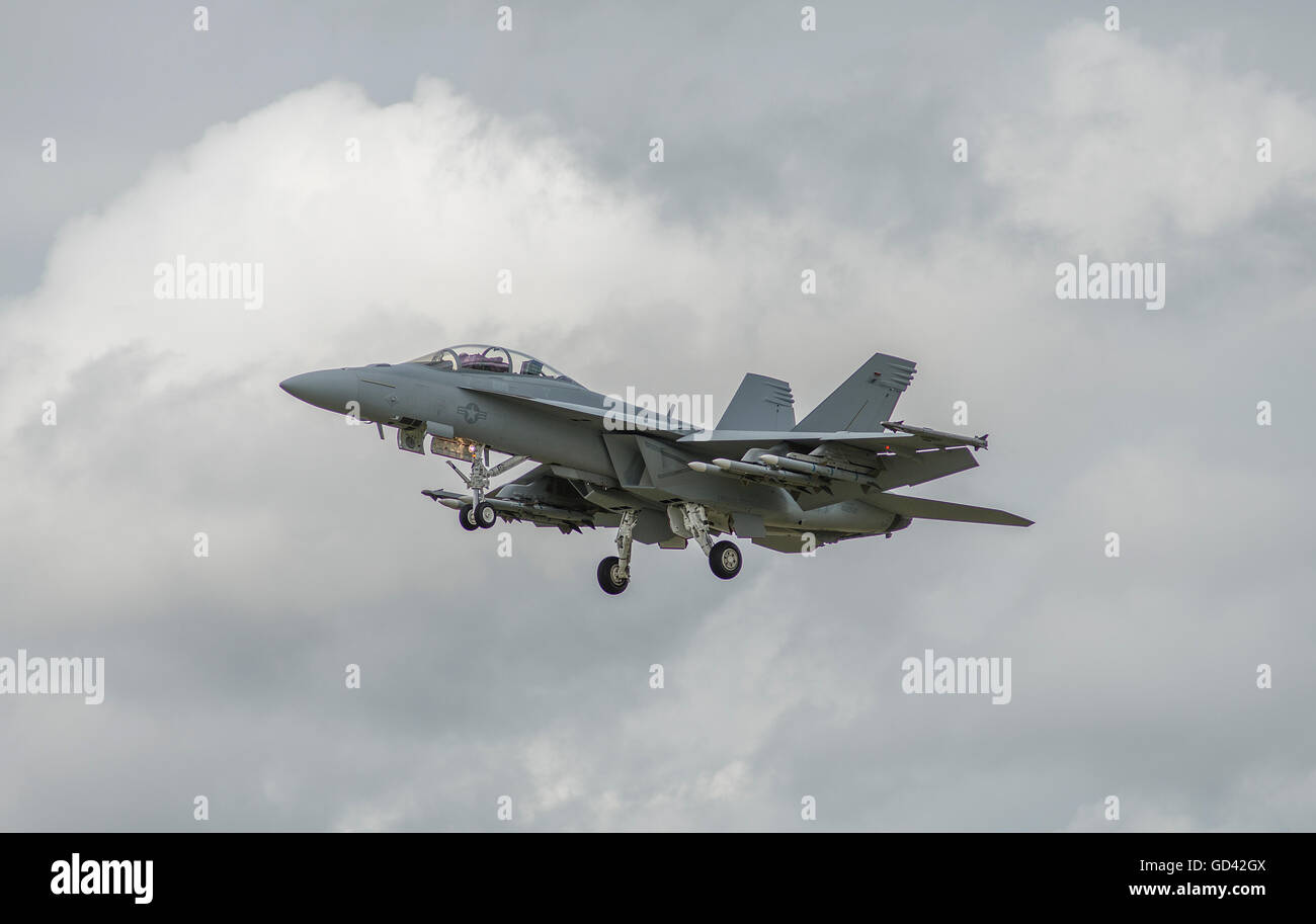 Farnborough Hampshire, Regno Unito. 12 luglio 2016. Boeing F/A-18 Flying Display. Il giorno 2 del Farnborough International Airshow di commercio e dimostrazioni di volo di velivoli commerciali e militari procedere in tempo nuvoloso. Credito: aviationimages/Alamy Live News. Foto Stock