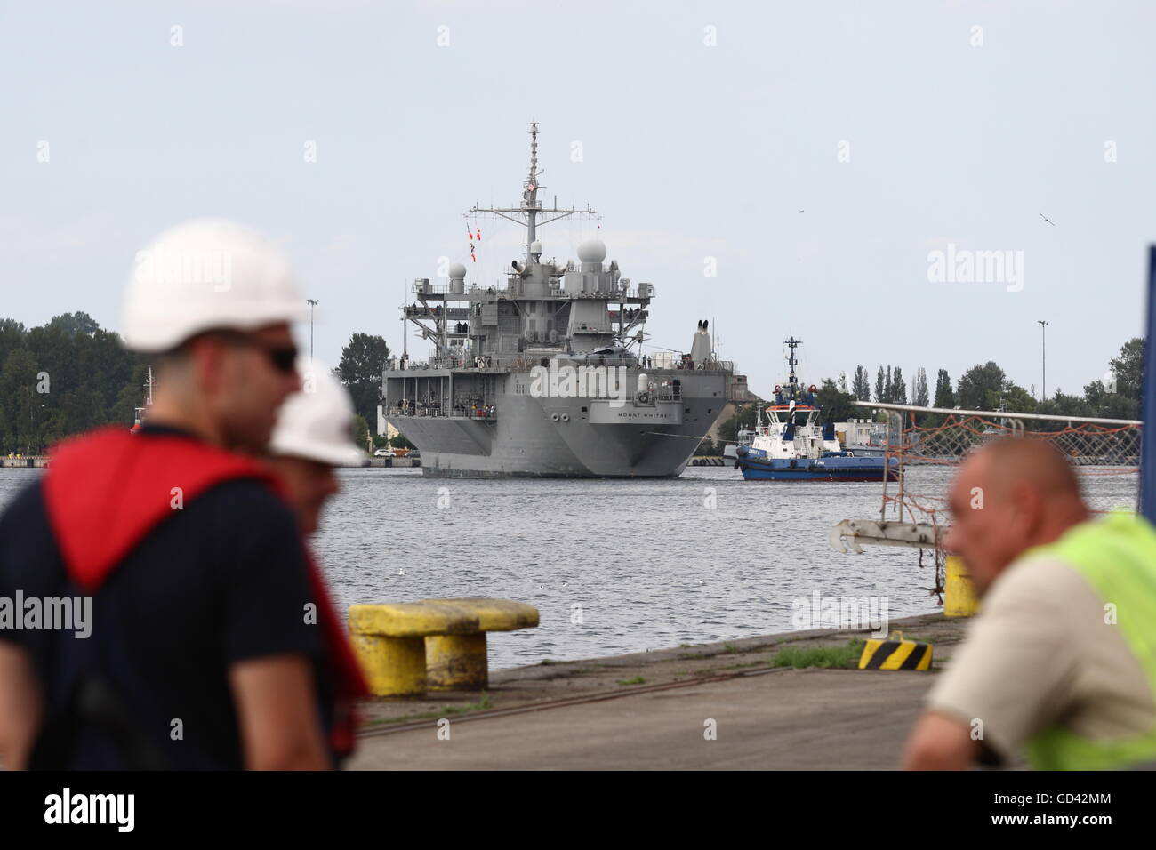 Gdynia, Polonia 12th, Luglio 2016 US Navy Ship USS Mount Whitney (LCC-20), un Blue Ridge classe nave di comando, visite al porto di Gdynia per una porta di routine visita. La nave con i suoi 300 membri di equipaggio ha preso parte al militare internazionale di esercizio Ð BALTOPS16 nel Mar Baltico come una nave di comando. Durante la visita a Gdynia gli equipaggi che prenderanno parte a una serie di eventi della comunità e verrà riprodotto in una partita di calcio con i rappresentanti della Marina Polacca. Foto Stock