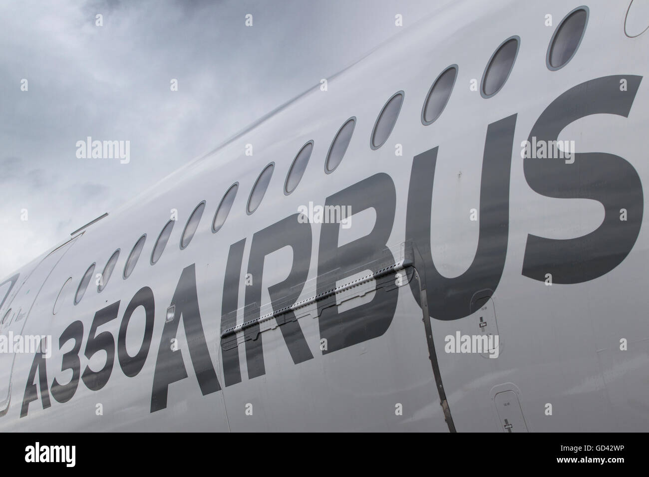 Farnborough, Hampshire, Regno Unito. 12 Luglio, 2016. Farnborough International Airshow 2016 Martedì 12 luglio 2016. Un350 Airbus Credito: Jeff Gilbert/Alamy Live News Foto Stock