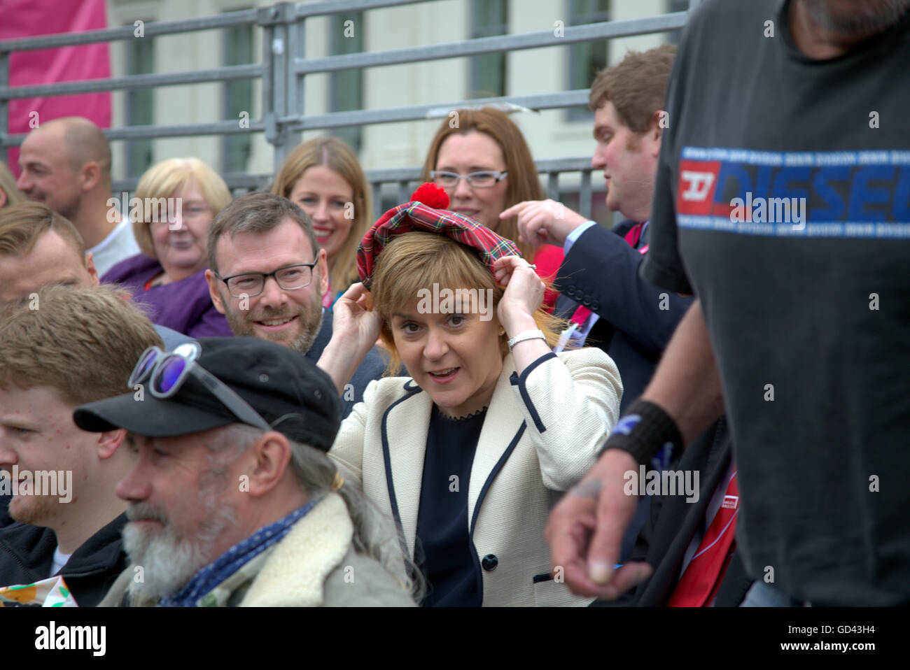 Glasgow, Scotland, Regno Unito 12 luglio 2016. Nicola lo storione dons vedere voi Jimmy hat a senzatetto World Cup nel cuore di Glasgow, ,un sette giorni della manifestazione, in Glasgow's George Square sarà "la cosa più entusiasmante posto sul pianeta." Ha partecipato oggi da Nicola lo storione del primo ministro di Scozia. Credito: Gerard Ferry/Alamy Live News Foto Stock