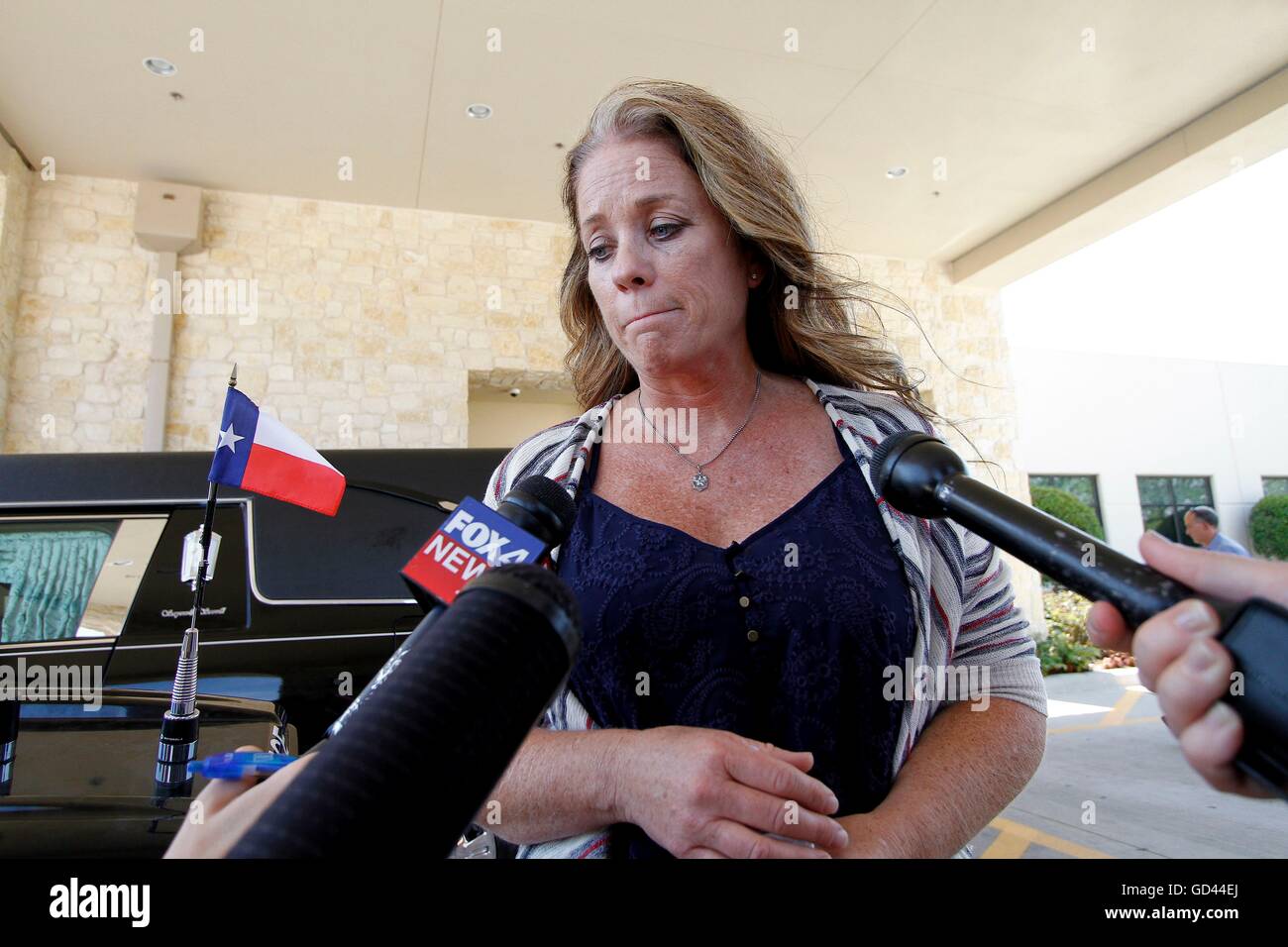 Dallas, Texas, Stati Uniti d'America. 12 Luglio, 2016. Dallas dipartimento di polizia Sgt. Michael Smith è ex partner Lt. Marcie san Giovanni parla dopo il suo corpo è arrivato a Maria Immacolata chiesa cattolica a Farmers Branch Martedì, Luglio 7, 2016. Smith è stato uno dei cinque ufficiali ucciso da un cecchino in luglio 7. Credito: Kevin Bartram/Alamy Live News Foto Stock