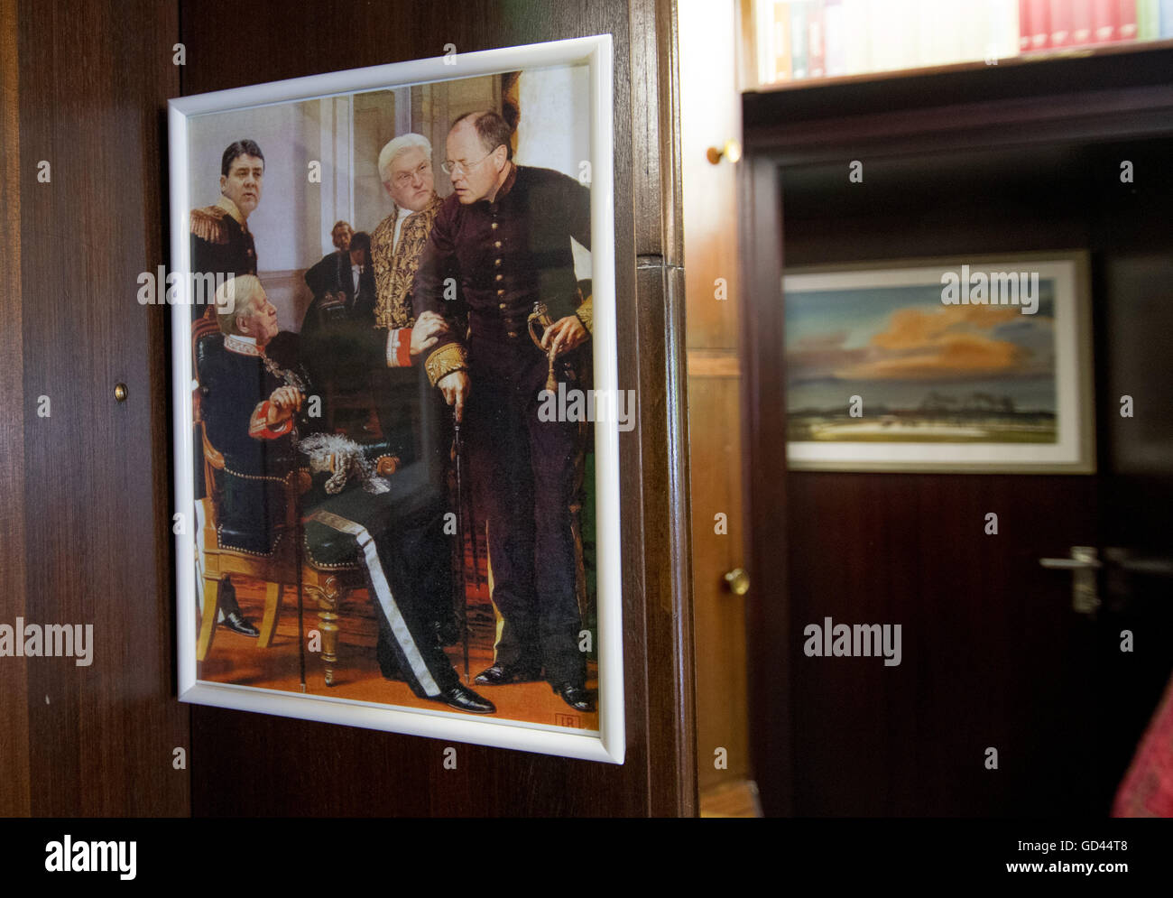 Amburgo, Germania. 31 Maggio, 2016. Un dipinto di Sigmar GABRIEL (l-r), Helmut Schmidt, Frank-Walter Steinmeier e Peer Steinbrück appeso in ufficio privato del defunto ex cancelliere tedesco Helmut Schmidt (1918 - 2015), ad Amburgo, Germania, 31 maggio 2016. Foto: Axel HEIMKEN/dpa/Alamy Live News Foto Stock