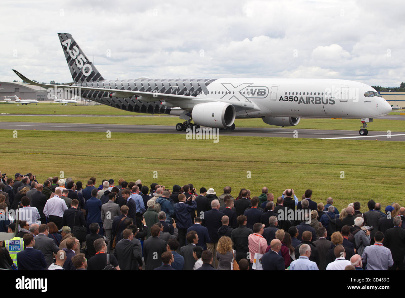 Farnborough, Regno Unito. 12 Luglio, 2016. Farnborough International Airshow 2016 Martedì 12 luglio 2016. Airbus A350 Credito: Jeff Gilbert/Alamy Live News Foto Stock