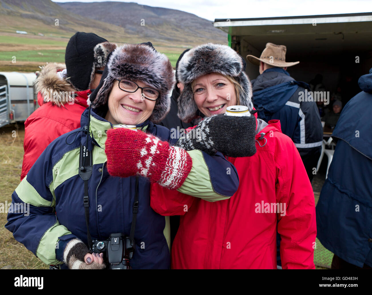 Donna gustando un drink presso l'annuale cavallo Round Up-Laufskalarett, Skagafjordur, Islanda Foto Stock