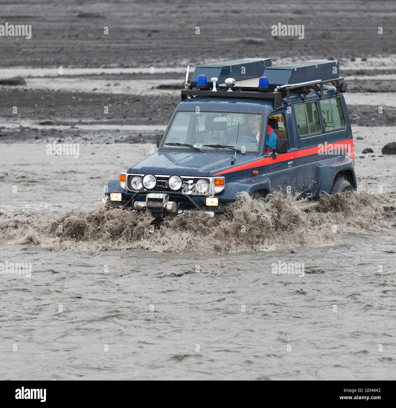 Jeep attraversando il fiume Mulakvisl in Myrdalssandur, Islanda Foto Stock