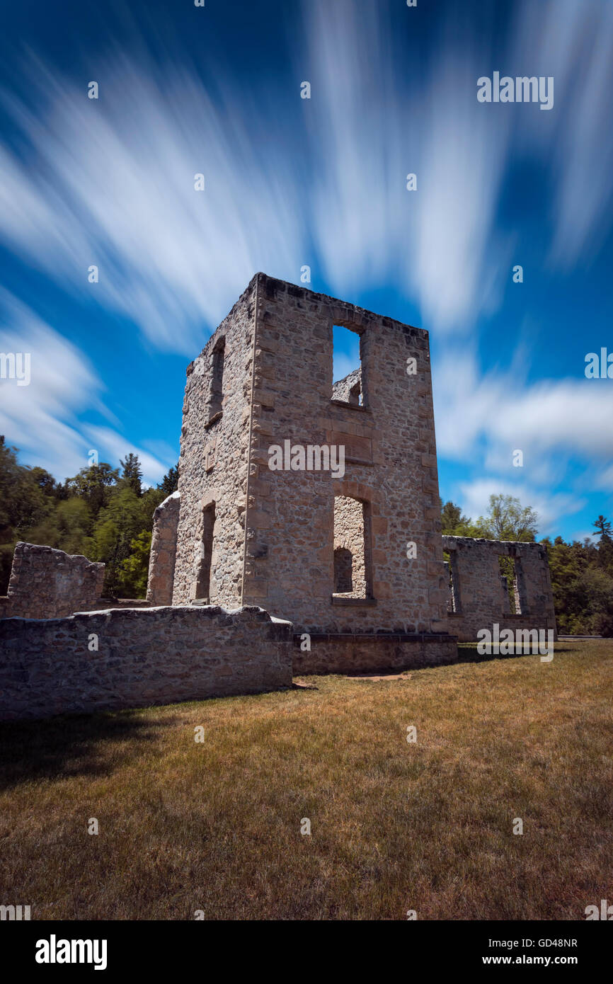 Rockwood Woollen Mills in Ontario con una lunga esposizione per creare striature nuvole. Foto Stock