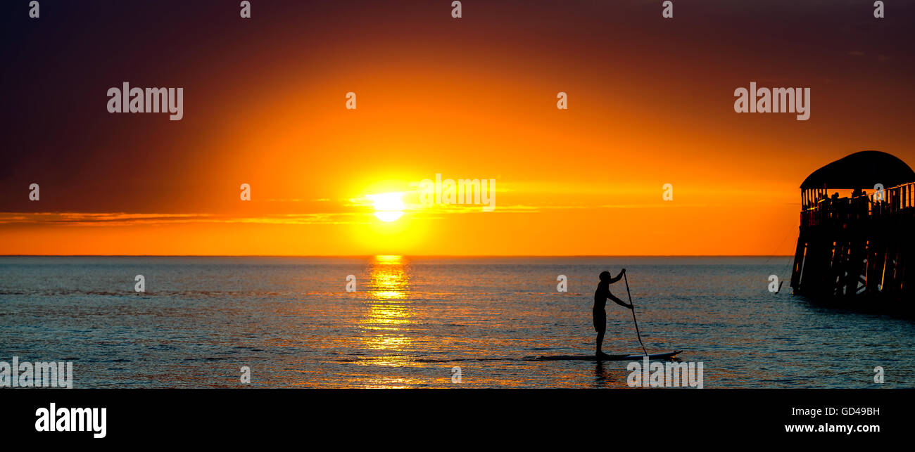 Silhouette di un uomo paddle surf a Henely Beach, Australia del Sud Foto Stock