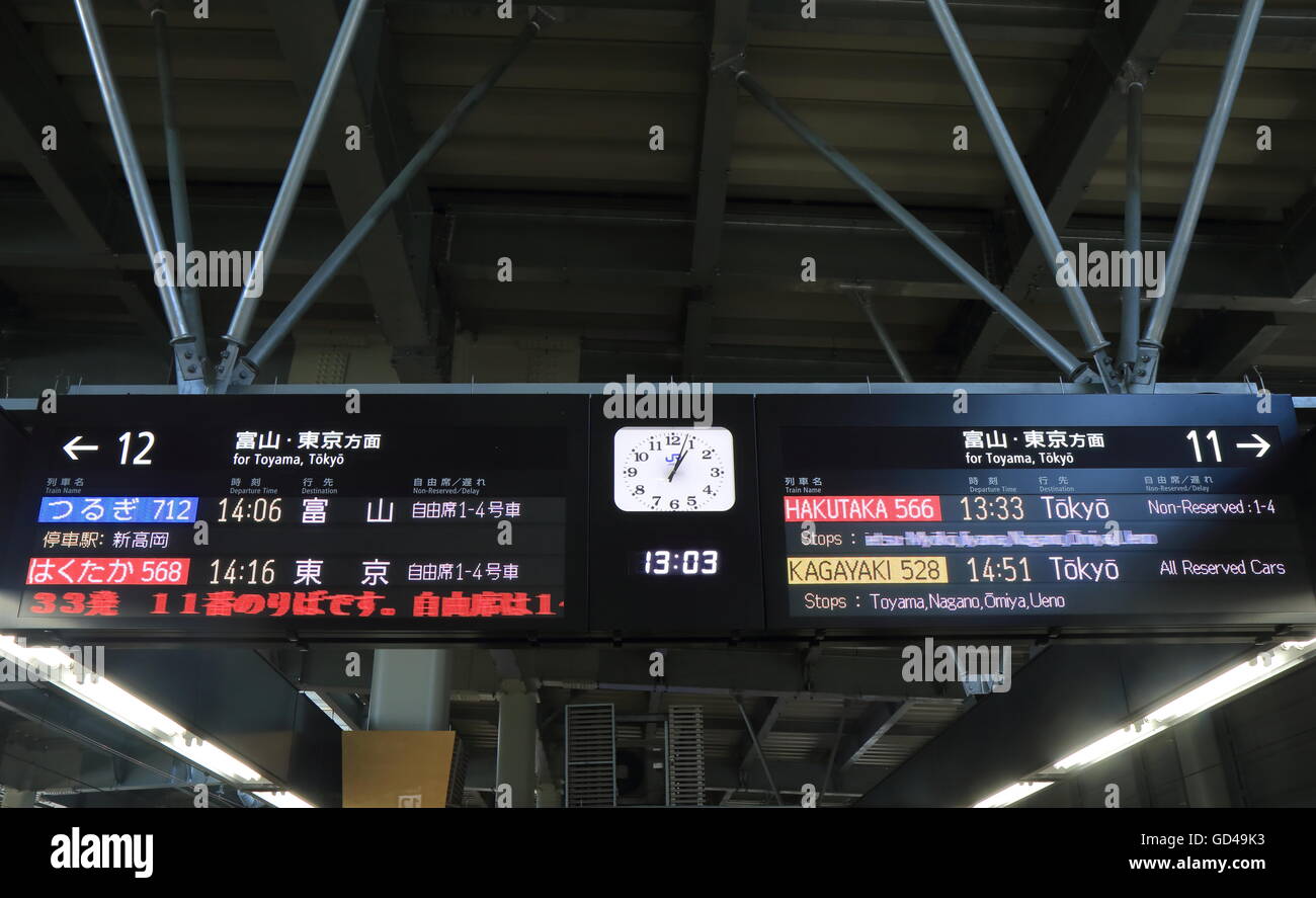 Sinkansen Hokuriku informazioni di partenza alla stazione di Kanazawa in Giappone Kanazawa. Foto Stock