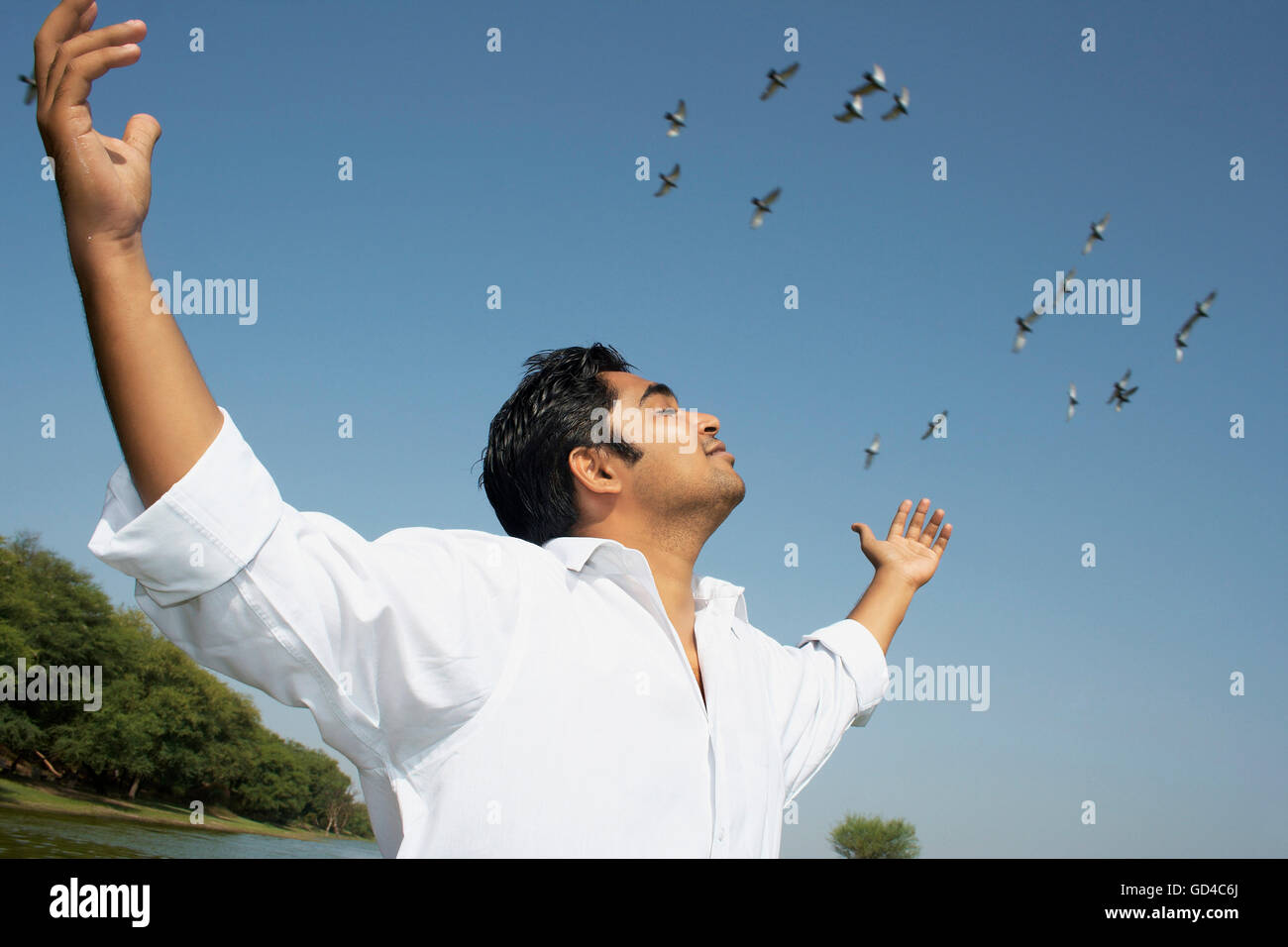 Uomo con le braccia aperte Foto Stock