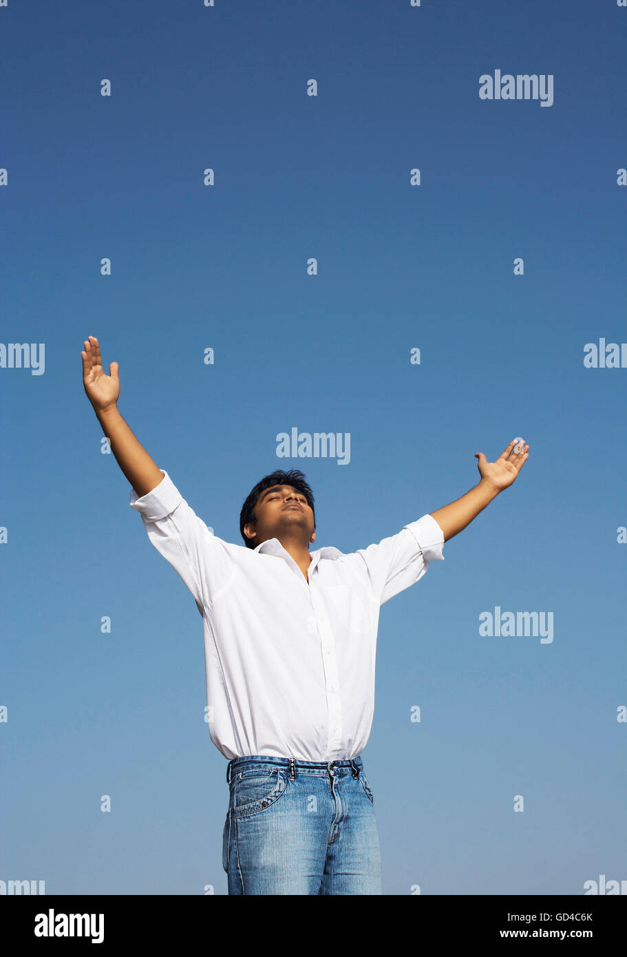 Uomo con le braccia aperte Foto Stock
