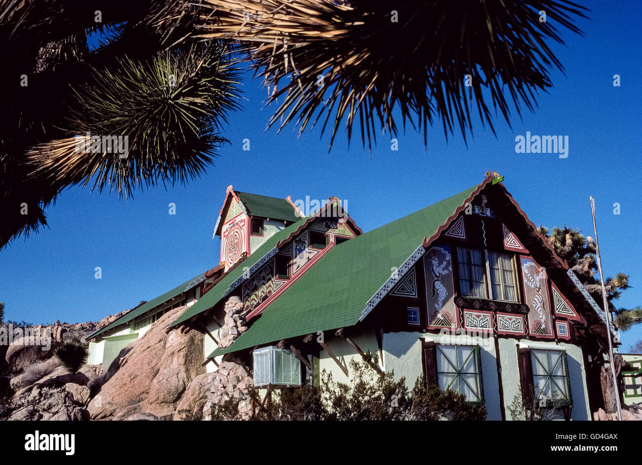 L'Antelope Valley Il Museo Indiano è stato inaugurato nel 1932 dall'homesteader coloro che lo hanno costruito in mezzo alle rocce di granito formazioni di Piute Butte nel deserto di Mojave nella Contea di Los Angeles, Stati Uniti d'America. Disegni indiani decorano il Tudor-struttura di stile che ospitava Howard Arden Edwards' raccolta di American Indian artefatti. Un successivo proprietario e collettore, Grazia Wilcox Oliver, aggiunto alla casa museo e dei Nativi Americani presenta prima che la proprietà e il suo più di 3000 oggetti divenne un California State Historic Park nel 1979. Foto Stock