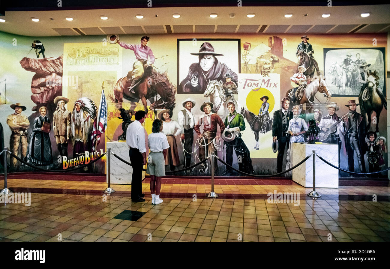 Gli ospiti tentano di riconoscere la famosa Hollywood televisione e stelle del cinema che sono presenti in questa mostra presso il Museo Autry del West americano in Griffith Park di Los Angeles, California, USA. Conosciuto come America preferito di Canto Cowboy, Gene Autry stesso è visto qui di suonare una chitarra mentre in sella ad un cavallo. Ci sono più di 21.000 oggetti nelle collezioni del museo, che spaziano dalle armi da fuoco ai costumi del film e ceramiche indiano a dipinti del Vecchio West. Autry istituito il Museo nel 1988, dieci anni prima della sua morte all'età di 91. Foto Stock