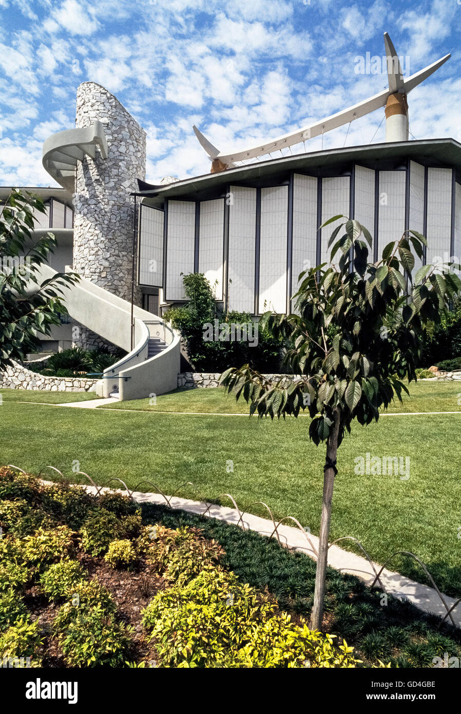 Nonostante la sua architettura sorprendente, il padiglione di arte giapponese è una tranquilla attrazione sul campus del Los Angeles County Museum of Art, che si estende su 20 acri (8 ettari) in Hancock Park nel cuore di Los Angeles, California, USA. Esterno traslucido pareti consentono alla luce naturale di illuminare gli oggetti in mostra che includono lo Shintoismo e scultura buddista, lacca mercanzia, dipinti, tessuti, cloisonne e ceramiche. Una caratteristica del museo che ha aperto nel 1988 è una collezione di sculture in miniatura, noto come netsuke. Foto Stock