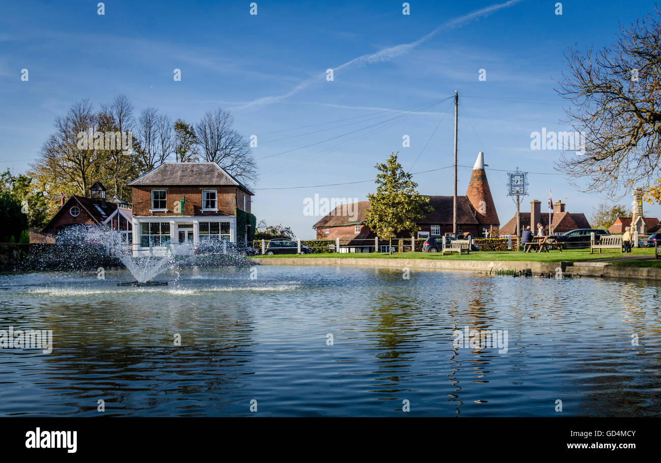 Laghetto e fontana nel grazioso villaggio di Goudhurst, Kent, Regno Unito Foto Stock