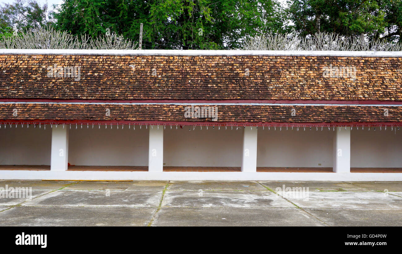 Lungo il corridoio e la passerella con la stratificazione del tetto, Wat Chae Haeng, nan, Thailandia Foto Stock