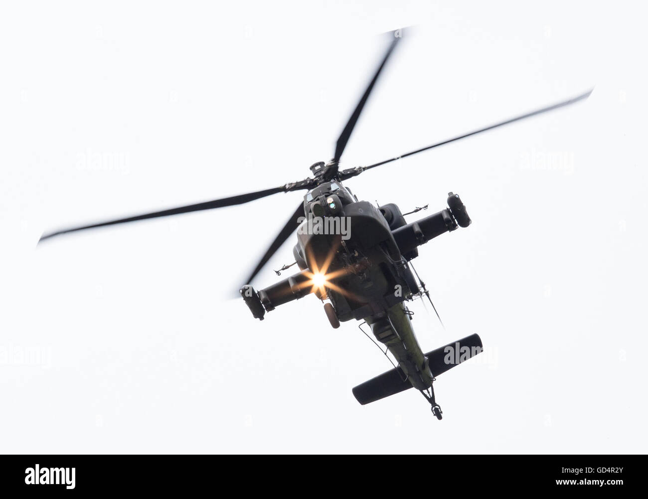 LEEUWARDEN, PAESI BASSI - giu 11, 2016: Boeing AH-64 attacco Apache elicottero volando una demo durante il Royal Netherlands Air Foto Stock