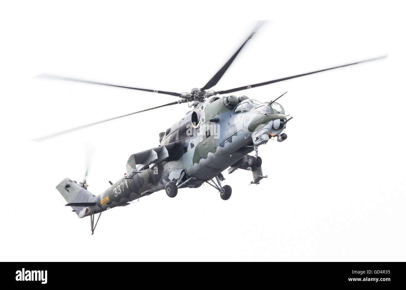 LEEUWARDEN, PAESI BASSI - giu 10, 2016: Repubblica ceca Air Force Mil Mi-24 Hind elicottero d'assalto di eseguire una dimostrazione Foto Stock