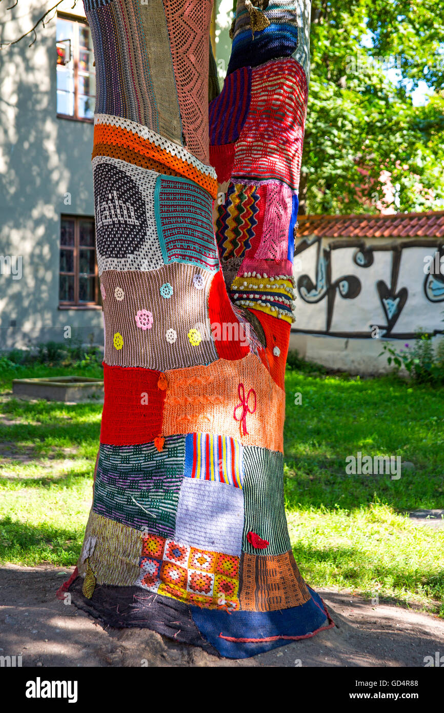 Belle arti, tessili, uncinetto intorno agli alberi nella città vecchia di Vilnius, Lituania, artista del diritto d'autore non deve essere cancellata Foto Stock