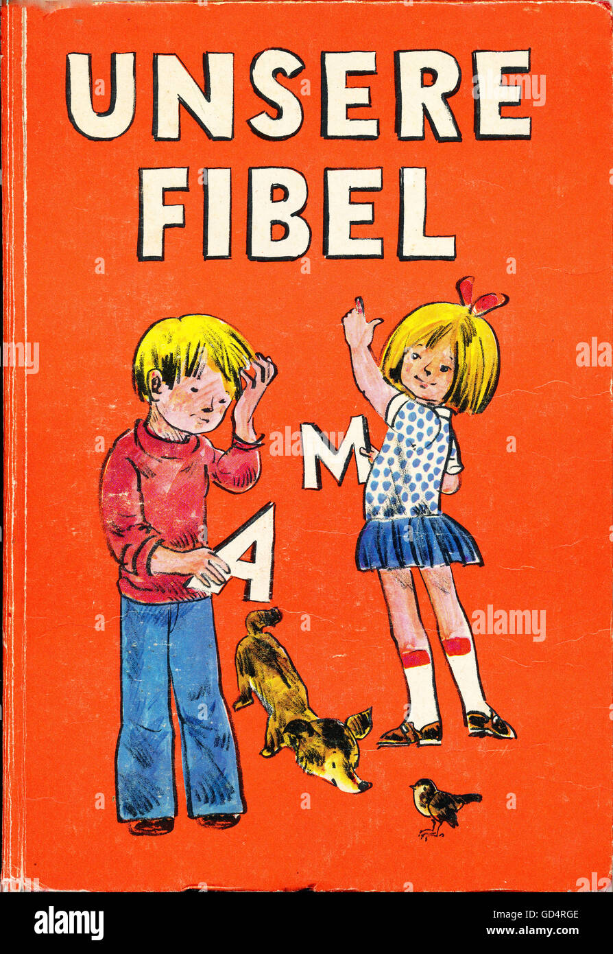Pedagogia, scuola, 'Unsere Fibel' (il nostro primer) schoolbook per la prima classe, titolo: Volk und Wissen Volkseigener Verlag Berlino, Germania Est, 1974, rilegatura e illustrazioni: Werner Klemke disegno tipografico: Christine Gwosdz, Guenter Wolff, Additional-Rights-Clearences-non disponibile Foto Stock