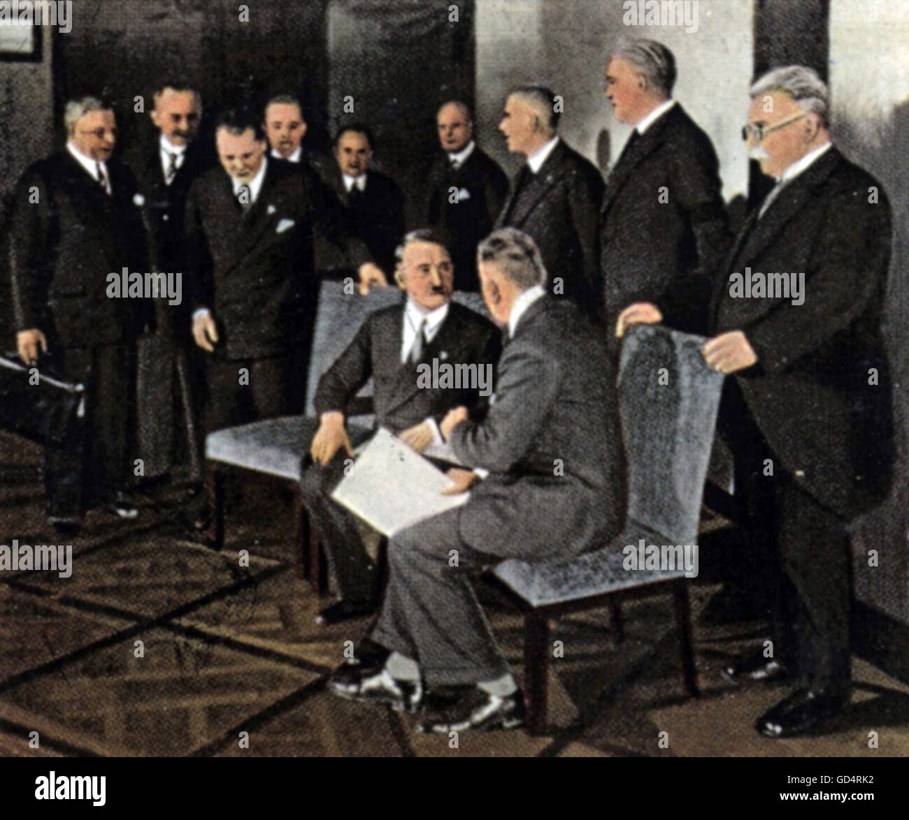 Nazismo / nazionalsocialismo, sequestro di potere, Cancelliere del Reich Adolf Hitler con il suo gabinetto, Cancelleria del Reich, Berlino, 30.1.1933, fotografia colorata, carta di sigaretta, serie 'die Nachkriegszeit', 1935, diritti aggiuntivi-clearences-non disponibile Foto Stock