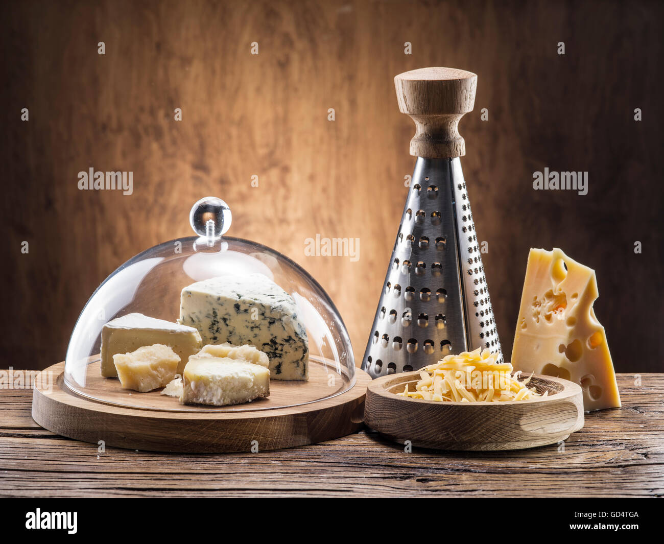 Varietà di formaggi su una tavola di legno. Foto Stock